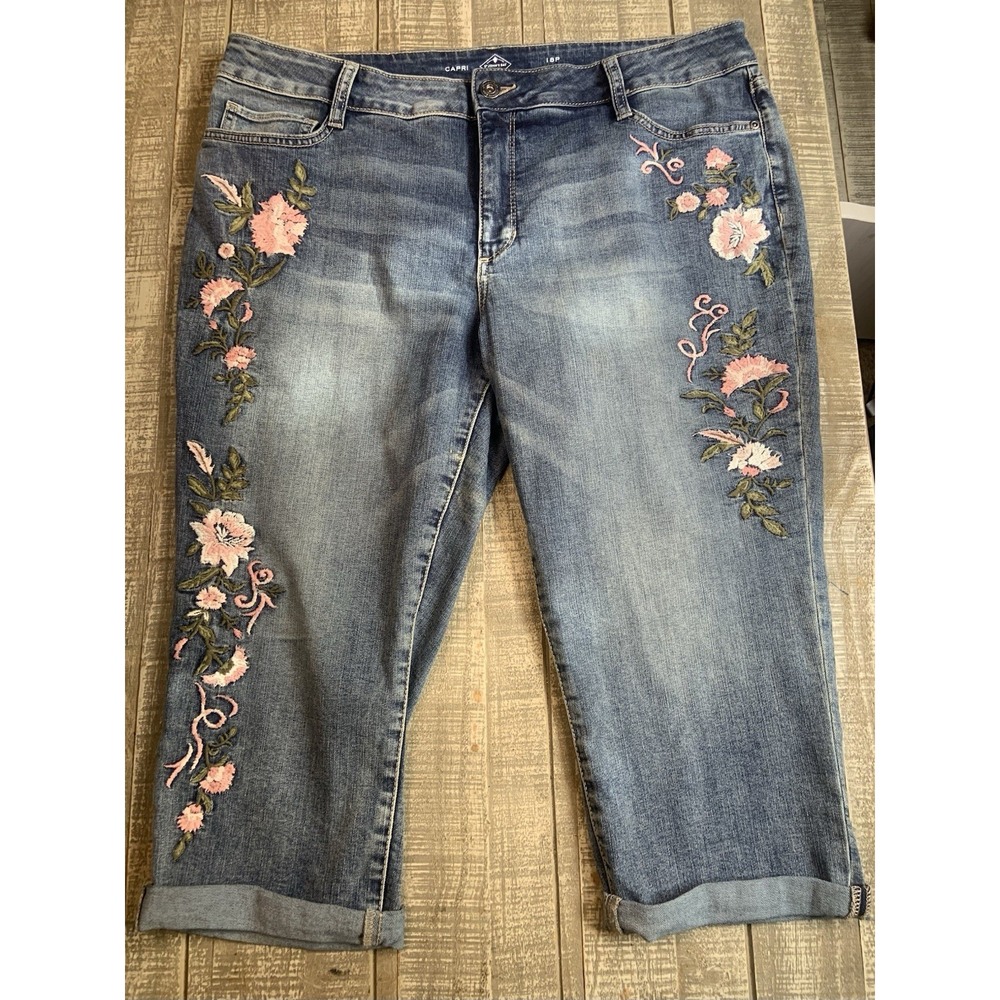 St Johns Bay Womens Denim Floral Capri Pants Size 18P Embroidered Cotton Stretch